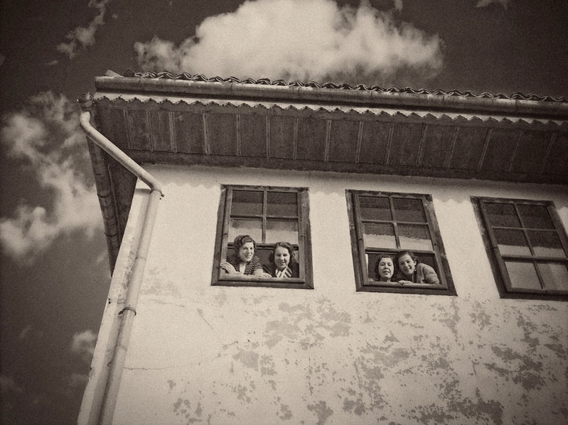 Alija M. Akšamija: Pencerede kızlar, Saraybosna, 1939. Mehmed A. Akšamija Fotoğraf Koleksiyonu
